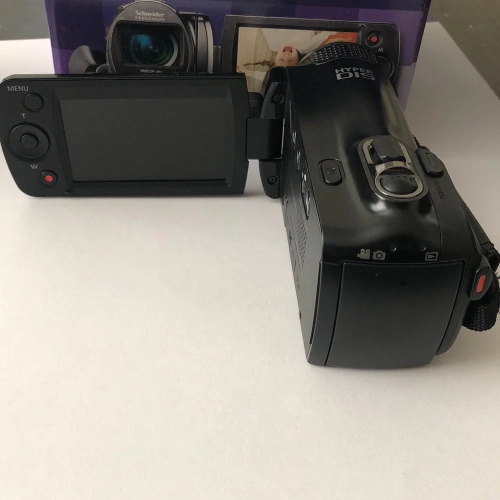 Samsung SMX-F50BN/XAA, Black Flash Memory SD Camcorder with 65x Zoom - Used